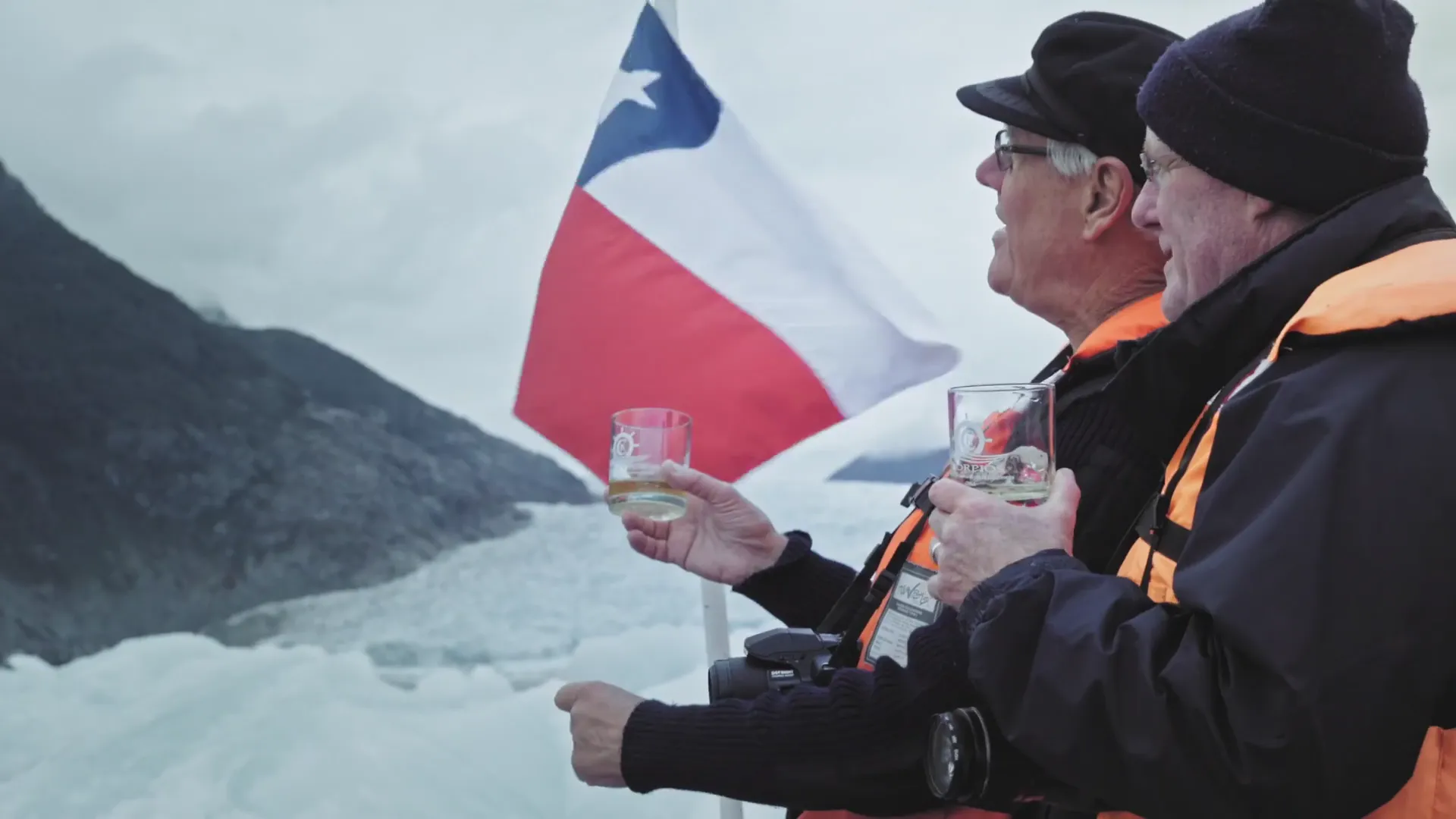 Pasajeros brindando frente al glaciar San Rafael